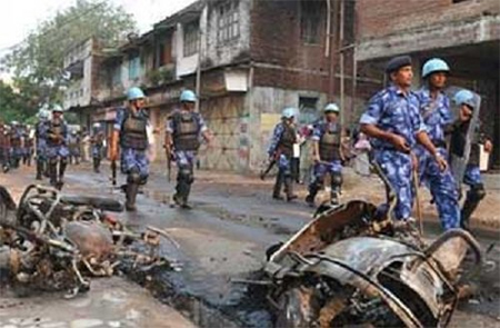 La violencia en Cachemira provoca huida masiva
de civiles